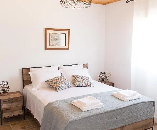 Althea - Cozy With Spacious Terrace Views