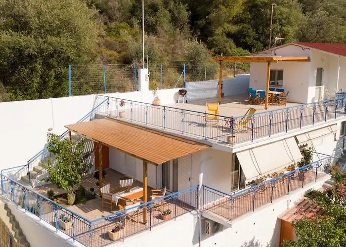 Althea - Cozy With Spacious Terrace Views Galatás