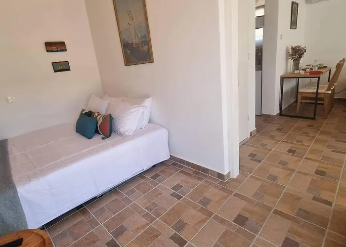 Althea - Cozy With Spacious Terrace Views شقة